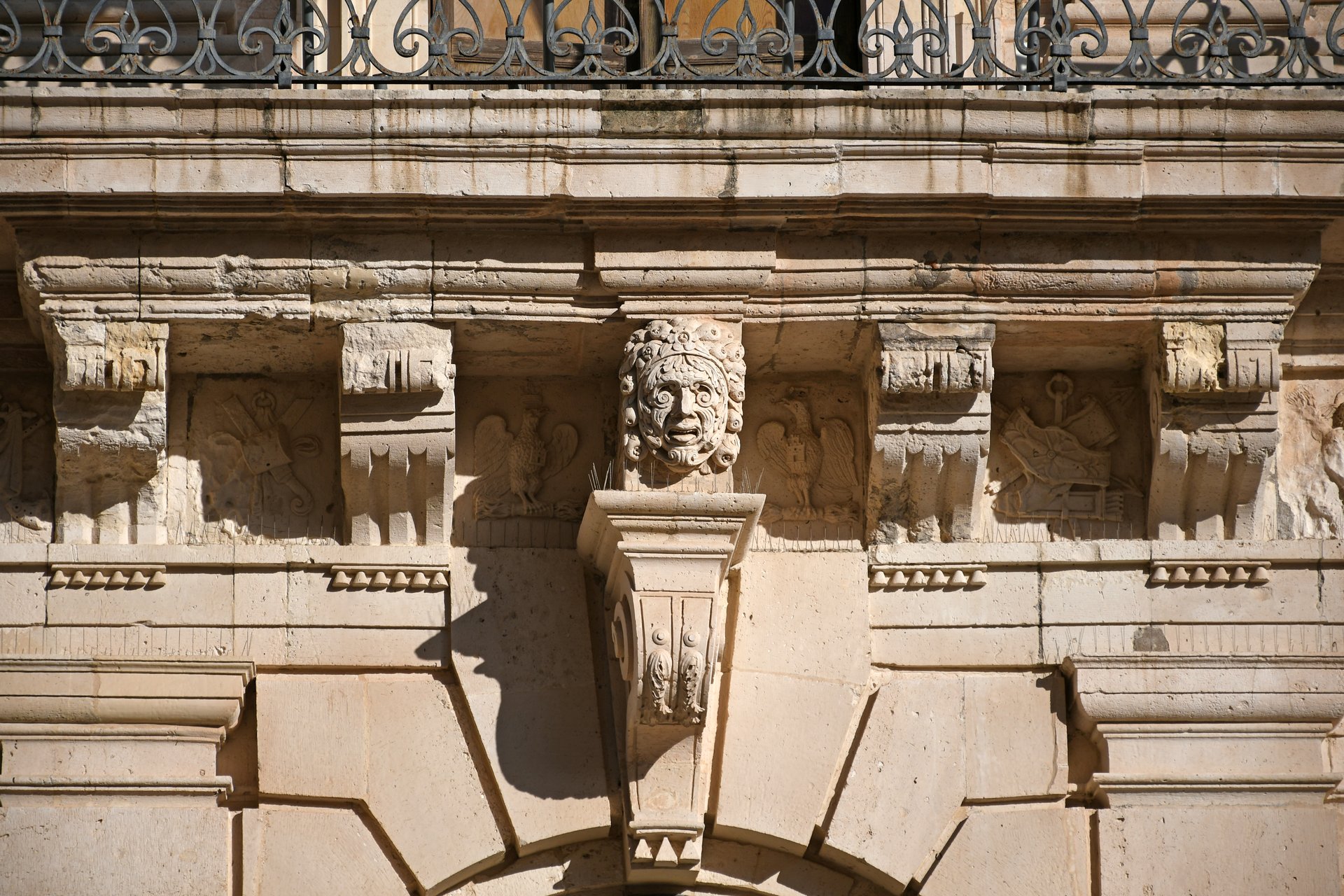 Facciata del Palazzo del Vermexio in Piazza Duomo a Siracusa, sede del Consiglio Comunale